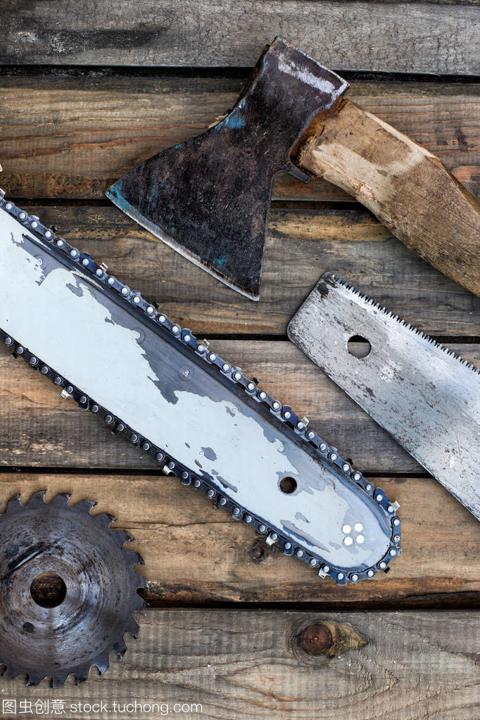 躺著的木頭切割工具